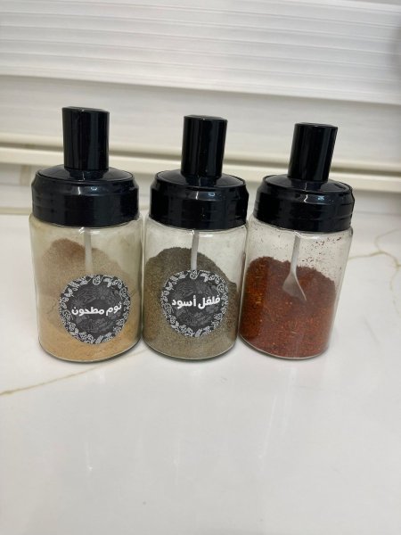 عبوة توابل وبهارات مع ملعقة